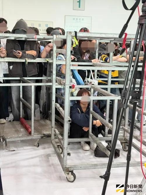 ▲AAA粉絲失控亂衝。（圖／記者陳雅蘭攝）