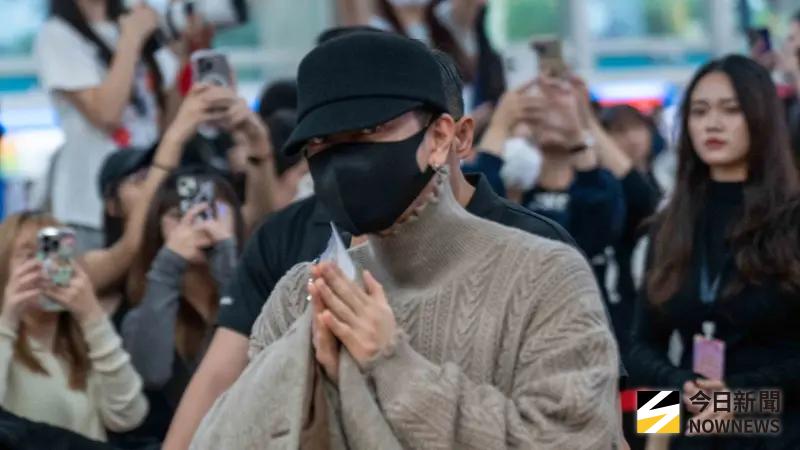 直擊／AAA抵台壓軸藝人！佐藤健一路雙手合十　高雄鄉親全被電暈