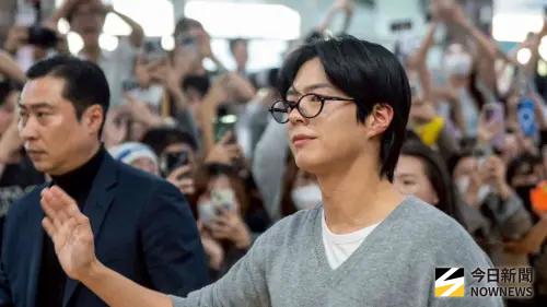 朴寶劍穿白色汗衫台味超濃！一路撿粉絲禮物　上車搖窗戶狂揮手
