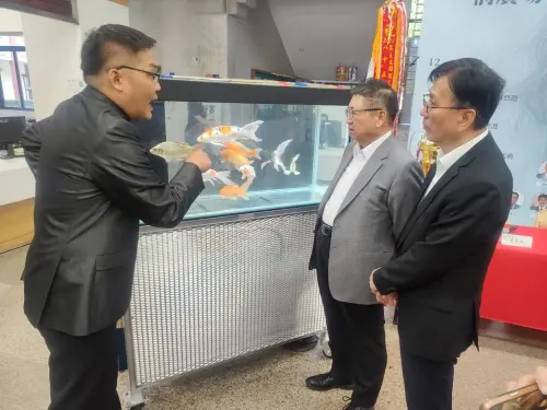 ▲第七屆台灣錦鯉文化節6日登場，今日舉行開幕式，理事長（左）史成志導覽，賓客先睹為快。（圖／協會提供）