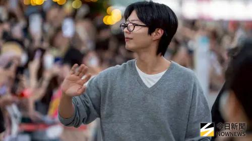 ▲朴寶劍沿路跟粉絲打招呼。（圖／記者陳雅蘭攝）