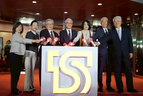 台新新光金聖誕點燈迎佳節　董座吳東亮：「點亮新光、傳遞祝福」
