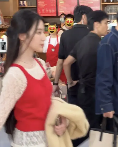 ▲舒華（如圖）來台的穿搭意外和機場星巴克員工「撞衫」。（圖／X @won__rjzZ）
