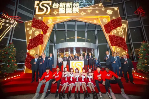 ▲台新新光金控合併後第一次舉行聖誕點燈活動，董事長吳東亮及夫人彭雪芬帶領同仁及台新戰神啦啦隊點亮「下雪聖誕樹」。（圖／台新新光金提供）