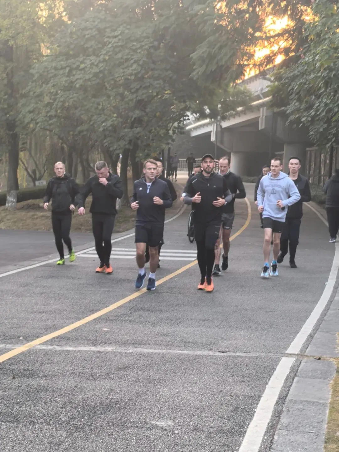 馬克宏成都「短褲晨跑」畫面瘋傳！隨扈從水中爬出掀熱議