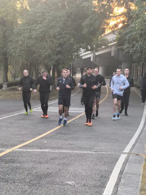 馬克宏成都「短褲晨跑」畫面瘋傳！隨扈從水中爬出掀熱議
