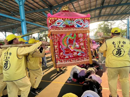 ▲廖大乙指出，女性生理期或懷孕仍可參與媽祖進香，但孕婦應避免鑽轎底與觸碰鑾轎。（圖／翻攝自白沙屯拱天宮臉書粉專）