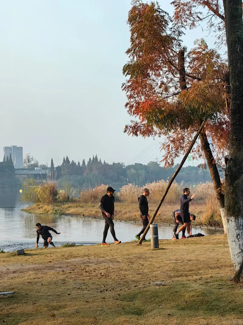 ▲與法國總統馬克宏一同晨跑的隨扈從湖畔水中走上岸。(圖/翻攝自X)