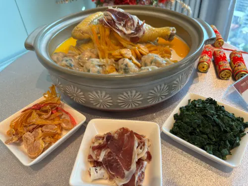 ▲外帶年菜方面，中餐行政主廚陳銘德親自監製限量「開運金湯」，以一鍋象徵「喝進好運」的金色湯頭掀起話題。(圖／記者金武鳳攝，2025.12.5)