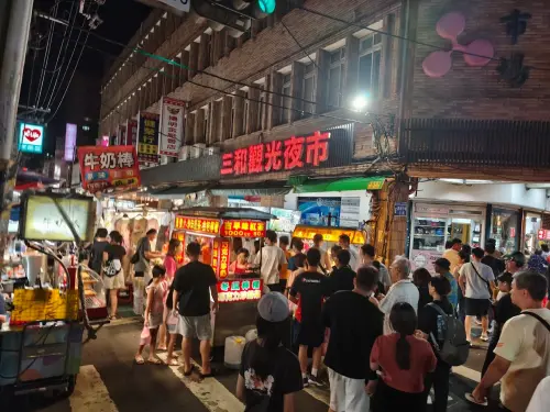 ▲NET 台北橋店佔據絕佳位置，過個紅綠燈到中央北路就是三重最大的「三和夜市」。（圖／Google評價）