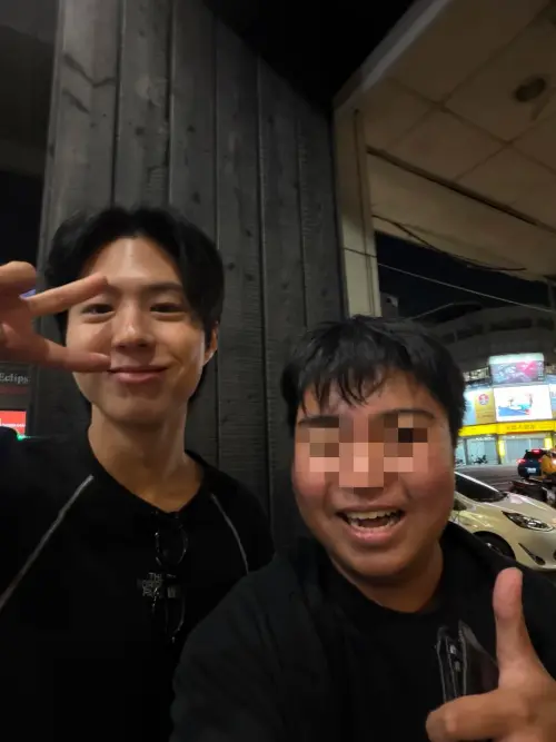 ▲朴寶劍親切和認出他的男粉絲合影。（圖／網友尼的洱多授權提供）