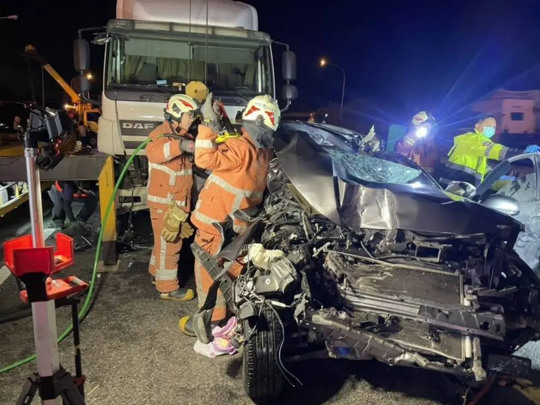 國3嚴重車禍釀1死7傷畫面曝！半聯結車駕駛疑恍神撞4車、5人受困