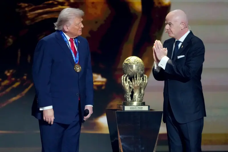 ▲美國總統川普（Donald Trump）5日獲國際足球總會（FIFA）主席因凡蒂諾（Gianni Infantino）頒發所謂的和平獎。（圖／美聯社／達志影像）