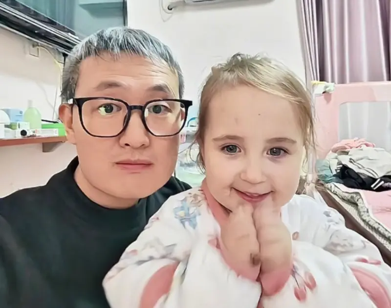 ▲中國江蘇一對夫妻生出「外國臉」的女兒，追查後發現原來是因為曾祖父有外族血統、隔代遺傳導致。（圖／翻攝自微博）