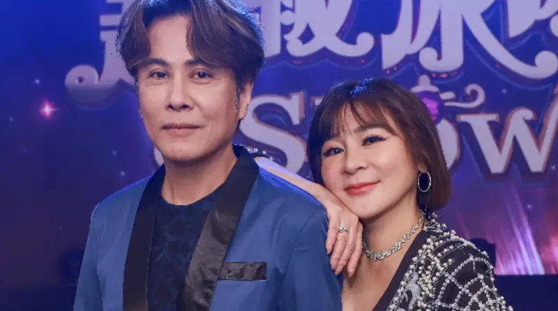 ▲歌手王彩樺（右）、江志豐（左）日前登上白冰冰、陽帆等主持的《超級冰冰Show》，兩人合唱〈雪中紅〉，王彩樺一唱到動情處，往江志豐脖子獻吻，白冰冰抓包喊：「王彩樺妳老公來了！」笑翻全場。（圖／民視提供）