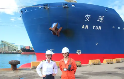 ▲林嘉玲（圖左）談到在船上工作就犧牲掉自己的時間跟家人相處的時間；蘇秀慧（圖右）笑回要懂「忍耐是美德」，因為船上生活有很多萬般不得已。（圖／記者鍾泓良攝影）