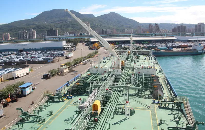 ▲油輪因為裝載可燃的油料,安全規範更是不同檔次,像是甲板不像一般船隻一樣平整,而是佈滿電線、油管、輸氣管,更設有多個用於調節油槽壓力的洩氣閥。(圖/記者鍾泓良攝影)