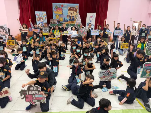 ▲ 高雄市政府警察局前鎮分局及少年警察隊於今天與舉辦「小小警察就是我」體驗活動，邀請學童們走入警察日常。（圖／高市警局少年警察隊提供）