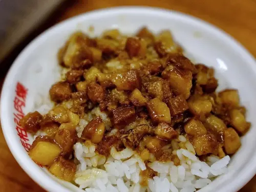 朴寶劍懂吃！現身高雄小吃老店　拿米其林「更是高雄肉燥飯冠軍」
