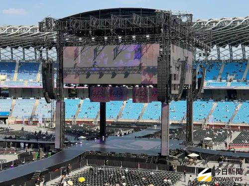 ▲AAA今（6）日準時在高雄世運展開，豈料星光大道卻一度因為台灣粉絲不聽工作人員指控，離開座位引爆秩序大亂，讓現場部分觀眾痛批：「誰說台灣人比較有素質的？」（圖／記者陳雅蘭攝）