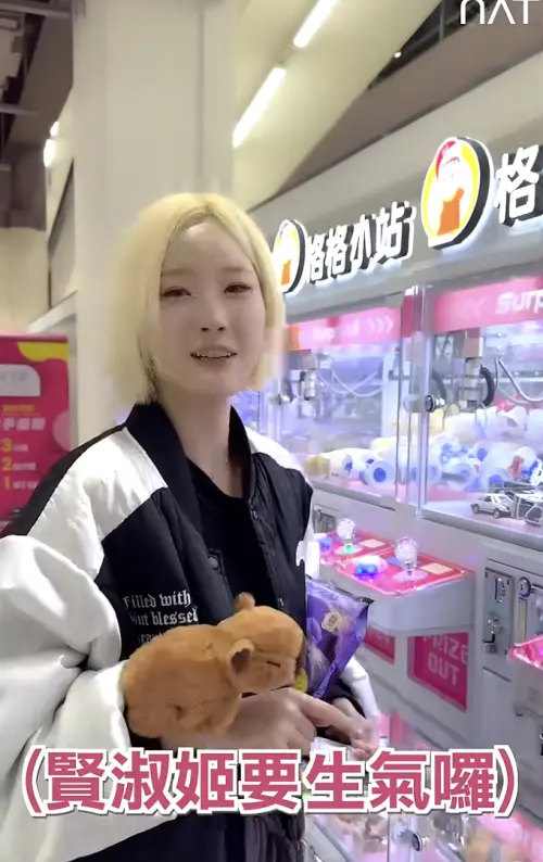 ▲韓國啦啦隊女神徐賢淑（如圖）在台玩夾娃娃機，一直夾不到，讓她直呼生氣氣。（圖／翻攝自韓妞安妞YT）