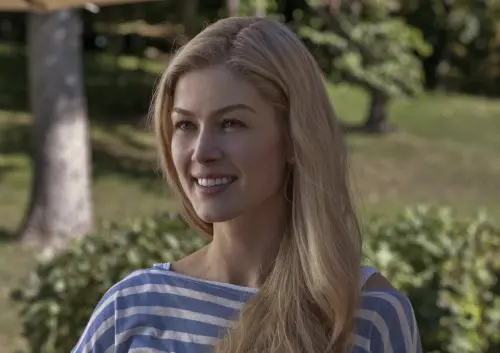 ▲蘿莎蒙派克（如圖）以《控制》大放異彩，其實原先是瑞絲薇絲朋買下電影版權，想要自己主演。（圖／摘自IMDb）