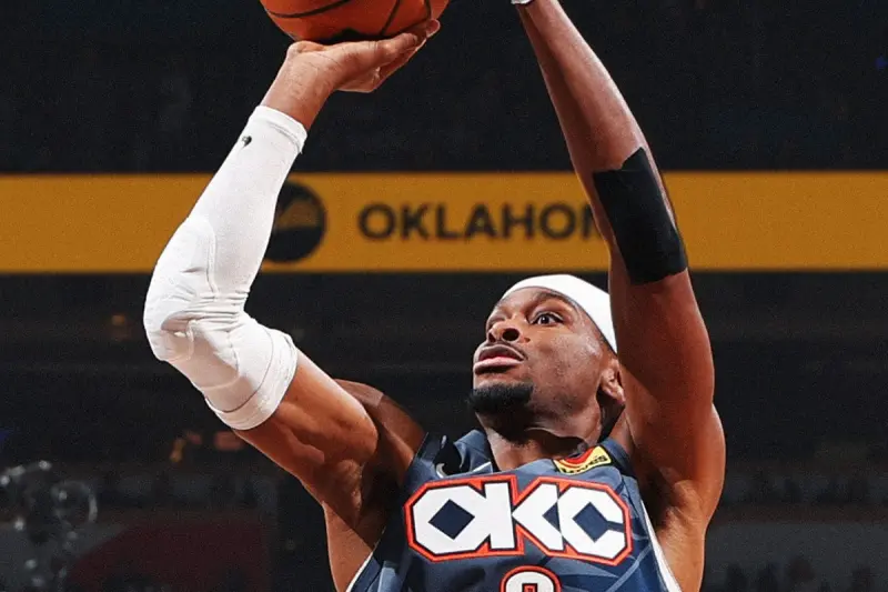 ▲奧克拉荷馬雷霆球星「SGA」亞歷山大（Shai Gilgeous-Alexander）近100場累積得到3243分、637助攻、164抄截，史上此前唯一做到球員是喬丹（Michael Jordan）。（圖／美聯社／達志影像）