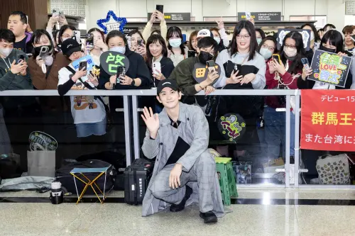 ▲町田啓太特地蹲下來跟粉絲一同合照。（圖 / COME ON JKSSP）