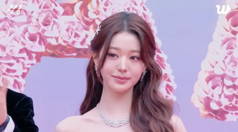 ▲2025 AAA頒獎典禮在高雄，主持人IVE成員張員瑛愛慘台灣手搖飲料，「一手拿一杯、一次喝兩杯」上台前最後一刻還捨不得拿走。粉絲瘋猜是哪家？難道還是西瓜烏龍？帶貨答案是老賴茶棧。（圖／WEVERSE）