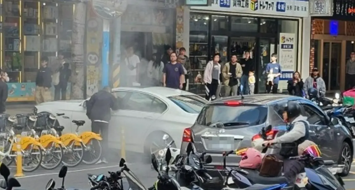 快訊／新莊BMW離奇暴衝撞2車衝上人行道！駕駛無呼吸心跳搶救中