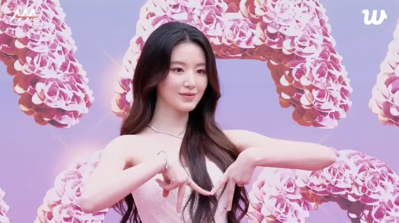 ▲i-dle葉舒華穿著白色禮服來到AAA現場，為明日主持ACON演唱會做準備。（圖／WEVERSE）