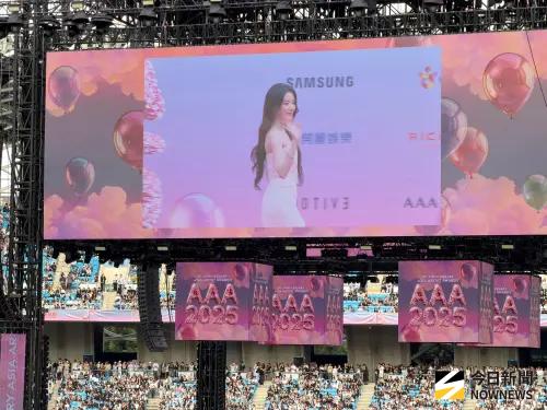 獨／AAA紅毯首見四聲道！超正台味翻譯身分狂 是《華燈初上》演員
