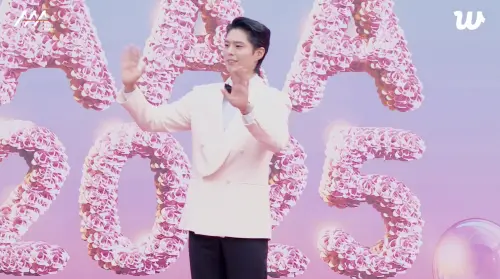 ▲朴寶劍穿著黑、白色西裝來到AAA現場。（圖／翻攝自WEVERSE）