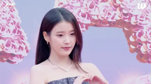 AAA／IU紅毯壓軸登場！超隆重禮服露出香肩　5萬人尖叫炸裂高雄
