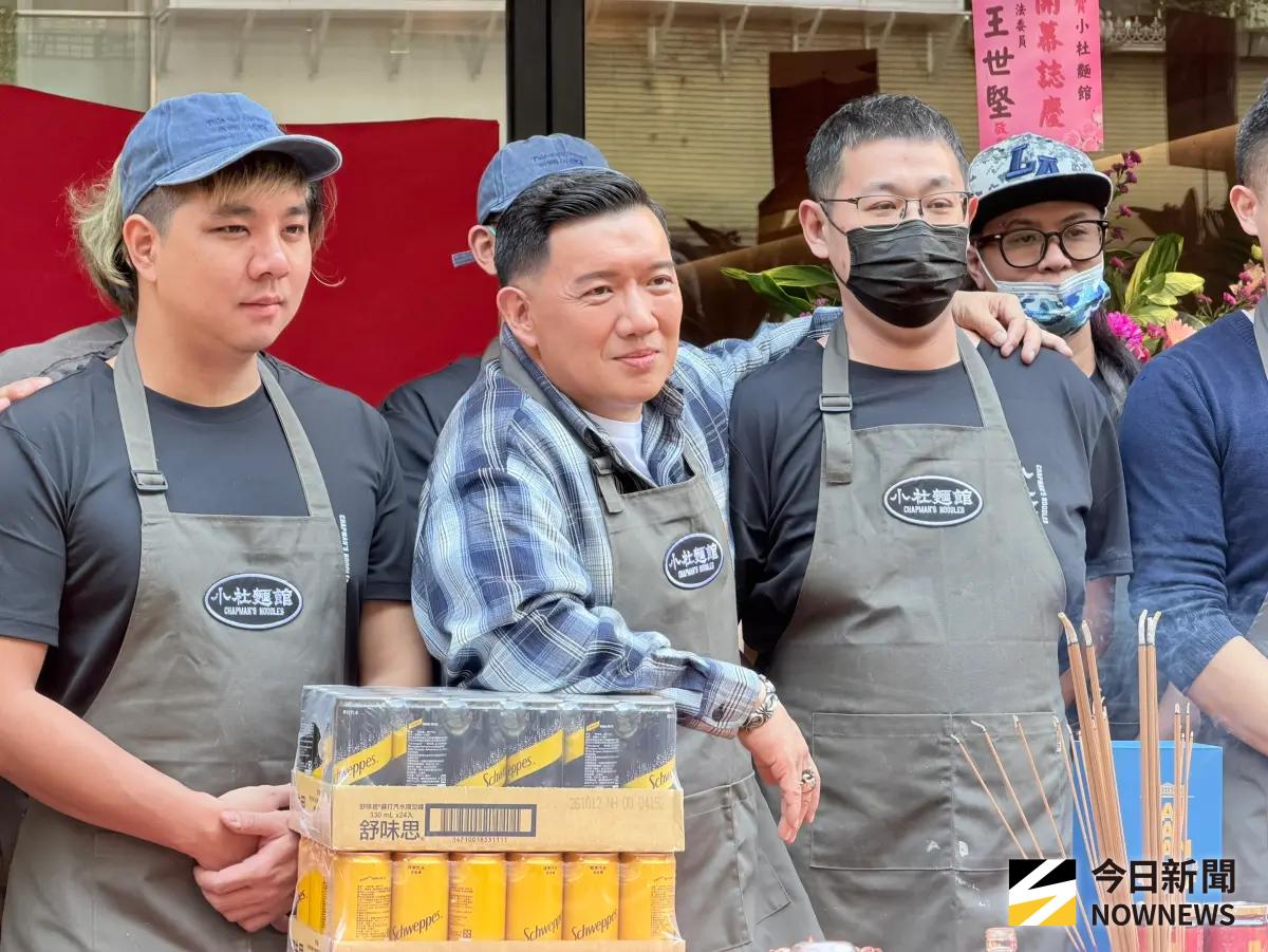 杜汶澤麵館開張！自嘲賣麵兼賣命 妙回小紅書禁令：本對紅色過敏