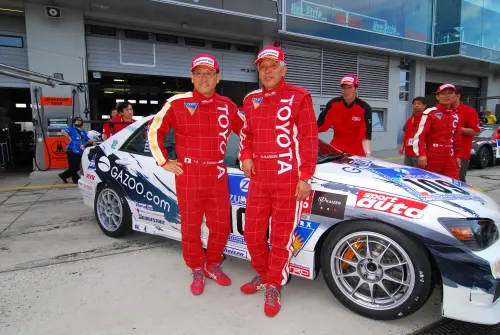 ▲18年前，豐田章男以Morizo匿名參戰紐柏林24小時耐久賽，今年他再度領軍重返賽道。圖為Morizo與恩師成瀨弘（右）。（圖／TOYOTA 官網toyota.com.tw/）
