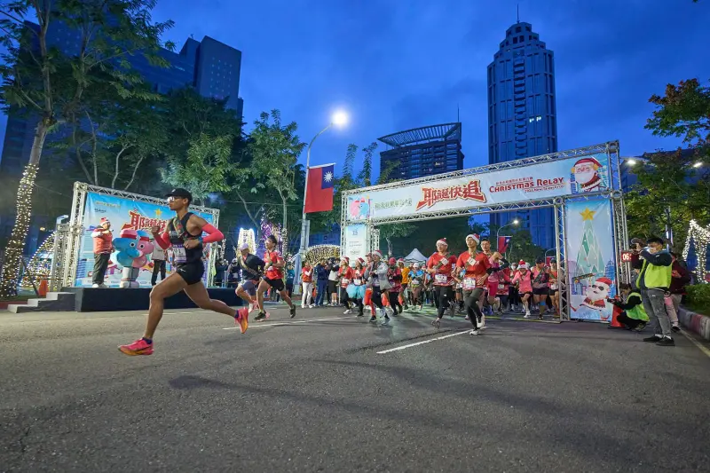 ▲2025新北耶誕城馬拉松將於明（7）開跑，圖為去年盛況。本文整理三棒路線圖，以及行前須知、接駁車、交管等資訊一次看。（圖／取自旅跑新北臉書www.facebook.com/runntpc）