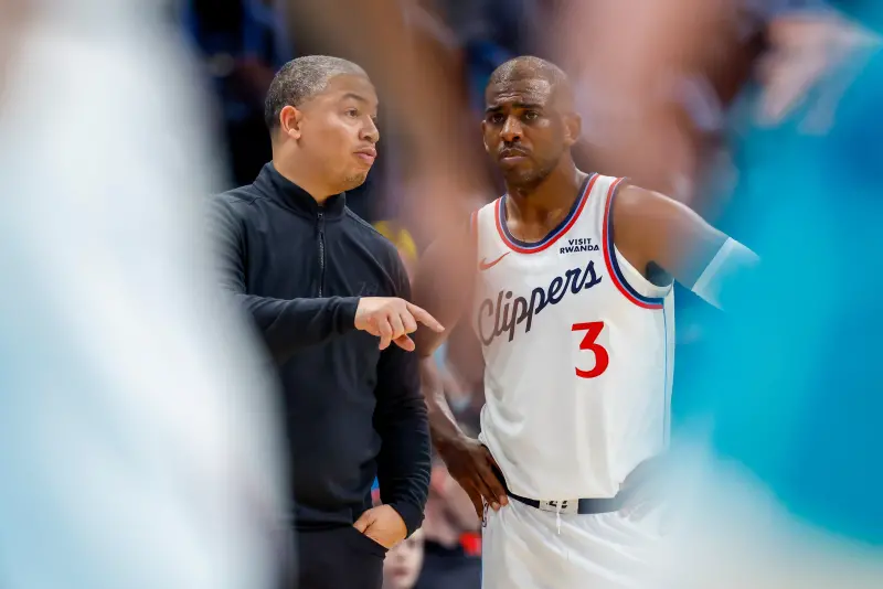 ▲洛杉磯快艇近來陷入風暴，除了與「CP3」保羅（Chris Paul）意外分手、球隊戰績不振外，總教練泰倫盧（Tyronn Lue）在練球時疑似嘲諷保羅的影片也在網路瘋傳，引發外界關注。（圖／美聯社／達志影像）