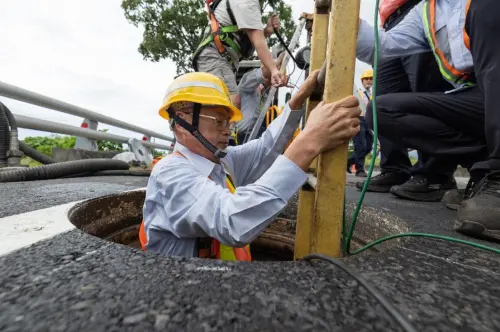 颱風天不缺席！「線路博士」守護通訊逾40年　盼台灣不再有孤島
