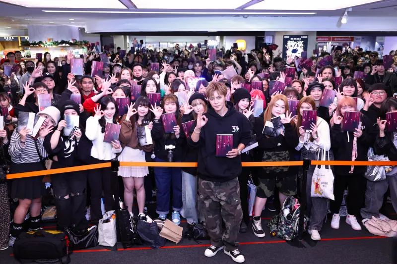 ▲歌手羅志祥（圖中）今（6）日舉辦簽書會，現場粉絲都很熱情，擠爆位於地下2樓的法雅客信義店。（記者／嚴俊強攝影）