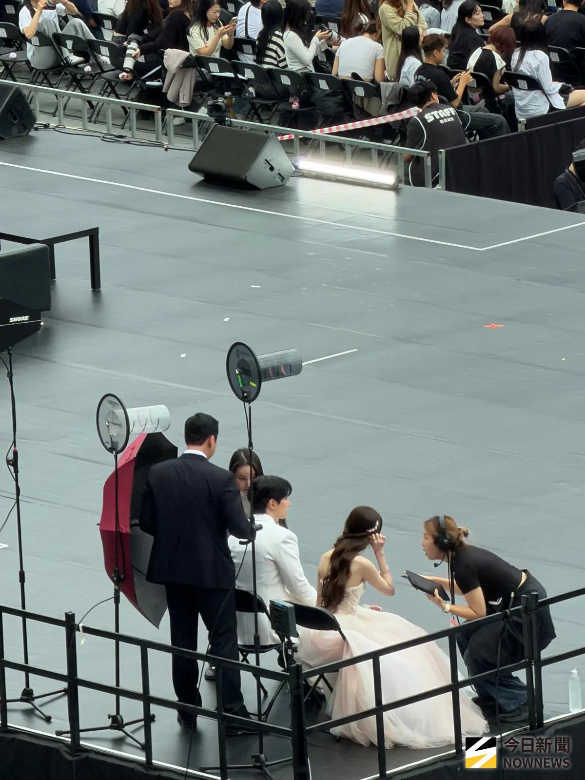 直擊／AAA頒獎、台下藝人玩大風吹換位跟IU坐 主持躲角落慘坐板凳