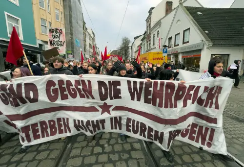 ▲反對兵役新法的德國不滿民眾上街抗議。（圖／美聯社／達志影像）