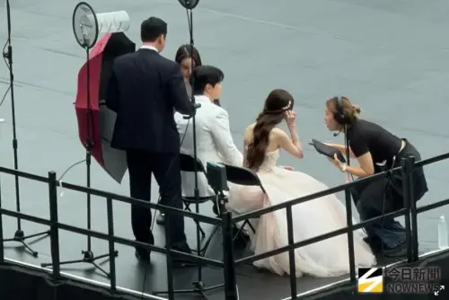 直擊／AAA頒獎台下藝人玩大風吹換位跟IU坐　張員瑛躲角落坐板凳
