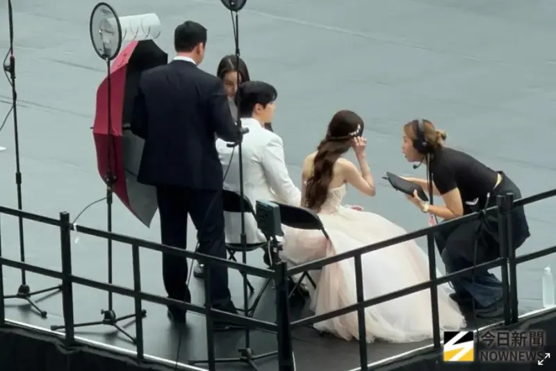 ▲AAA頒獎典禮台上頒獎，台下也很多精彩鏡頭，Stray Kids被載去跟IU坐在同一區，宛如在玩大風吹；主持人張員瑛、李俊昊則是主持完一個段落後，就躲在角落坐板凳休息。（圖／讀者提供）