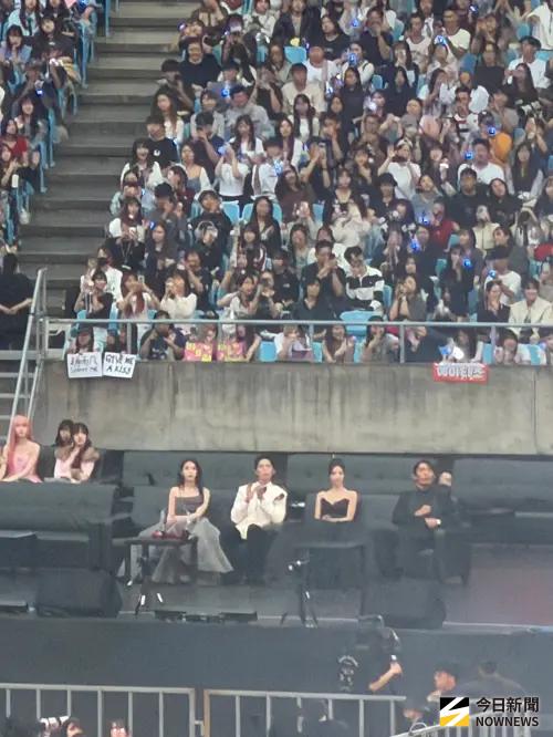 ▲李濬榮在AAA表演時IU、朴寶劍、崔代勳、金裕貞坐在台下跟著唱。（圖／讀者提供）