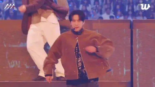 AAA／李濬榮台上熱舞唱饒舌！「前女友」IU全程跟唱　坐台下搖擺
