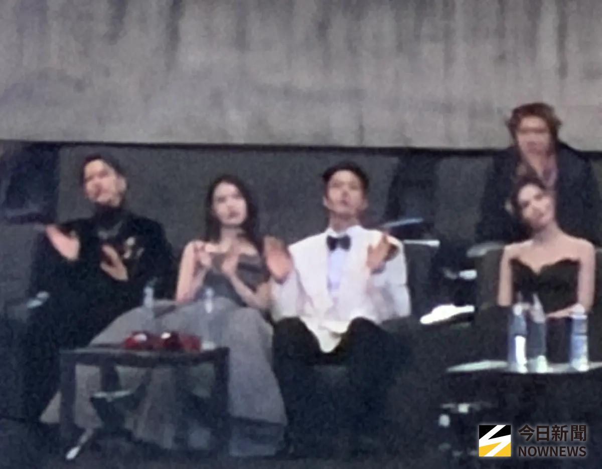 AAA漏網／林俊傑唱《修煉愛情》IU張嘴聽傻 同步朴寶劍搖擺應援