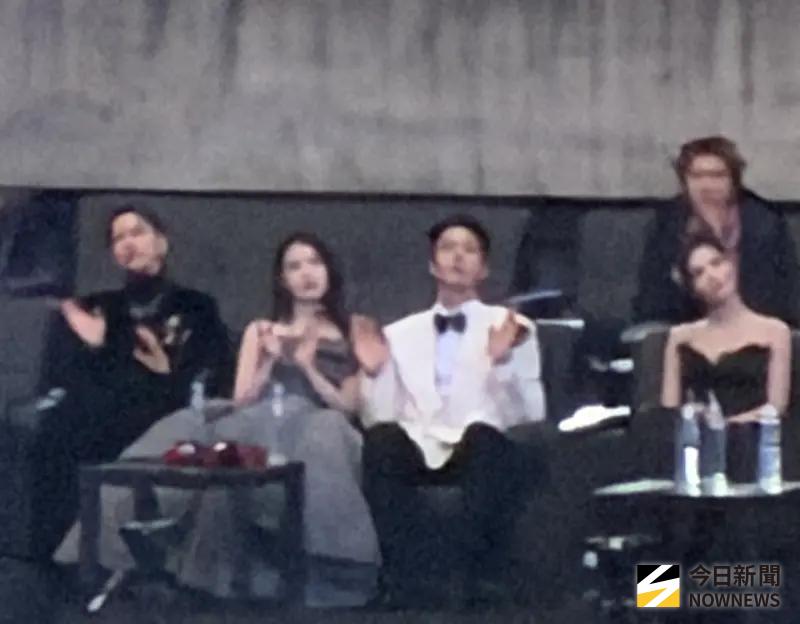 AAA漏網／林俊傑唱《修煉愛情》IU張嘴聽傻　同步朴寶劍搖擺應援