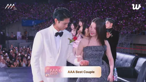 ▲IU（右）、朴寶劍（左）手牽手相視而笑的表情超甜蜜。（圖／翻攝自Ｗeverse）