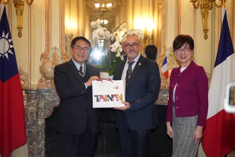 ▲ 市長黃偉哲在駐法國台北代表處大使郝培芝的陪同下與法國國民議會友台小組副主席馬堤諾議員（Éric Martineau）會晤國會。（圖／南市府提供）